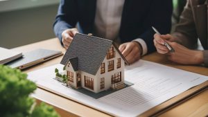 Casa y documento de compra venta inmobiliaria siendo firmado por notario