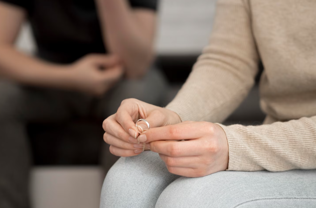 Mujer con anillos en valorando separacion de bienes con su pareja