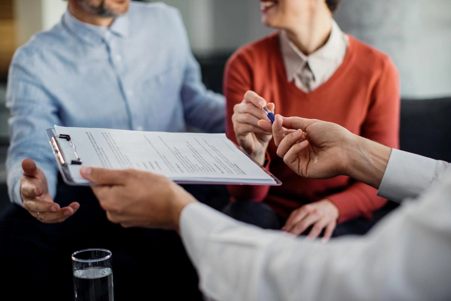 Pareja firmando proceso de divorsion ante un notario en madrid